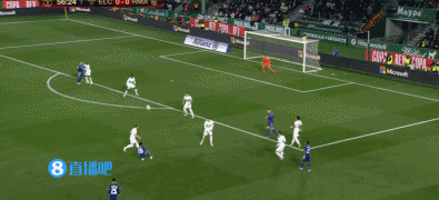 个人能力！两队进攻陷入困境， 奎因上场外线运球高难度急停三分命中！