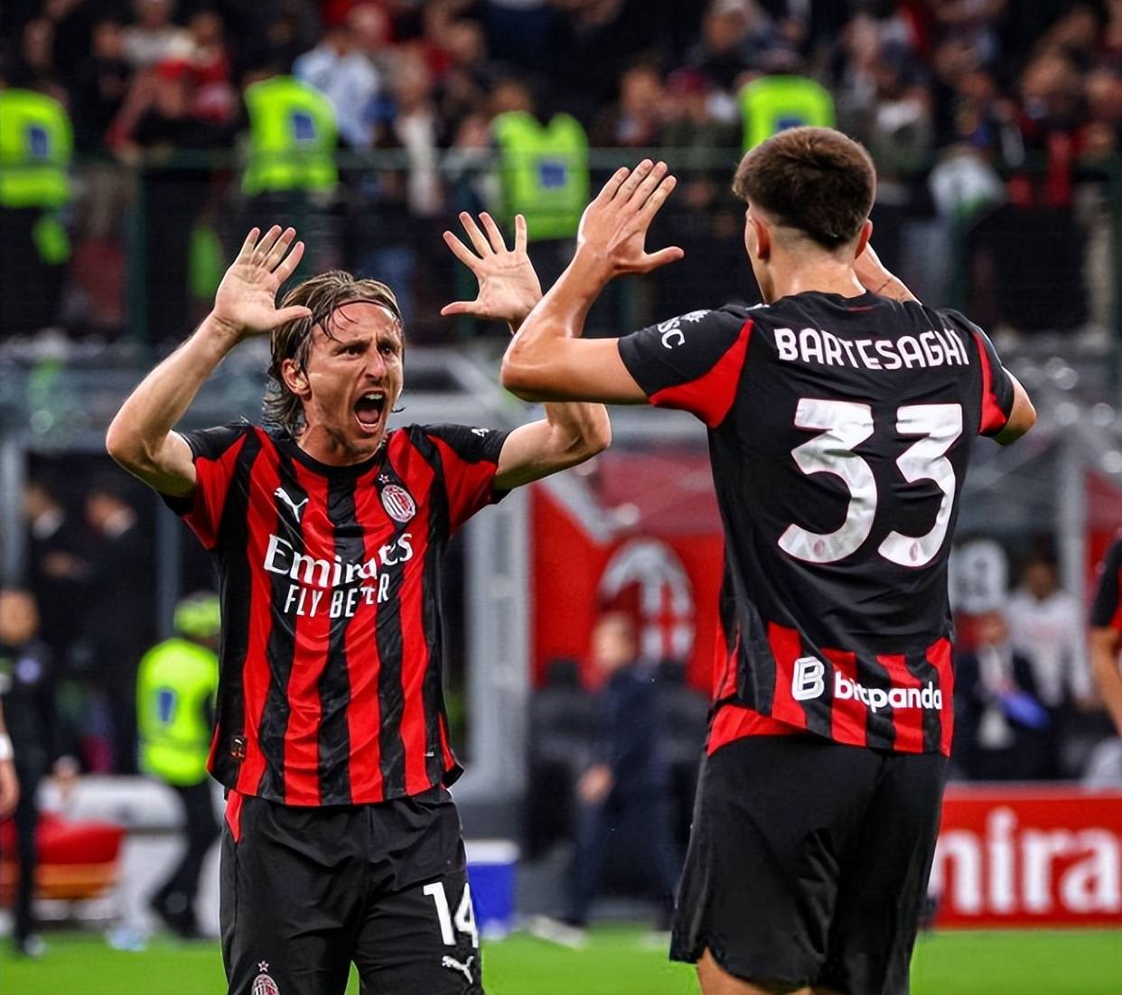 尤文全队和球迷一起出现在登机口，斯帕莱蒂和球迷们友好互动